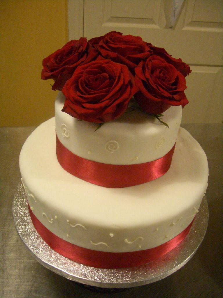  Wedding  Cakes  Pictures Two Tier Round Red  Roses  Wedding  Cake 