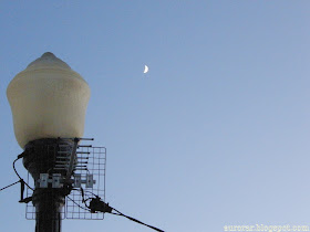 candeeiro, antena e Lua