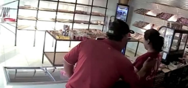 Video: Le da sus nalgadas mientras lo atiende y le dice, "de quien son mi amor" mientras lo atiende en una panadería
