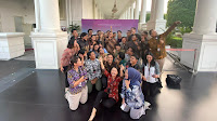 Kompak Berbatik, Prabowo Pose Finger Heart Bareng Pewarta Istana Usai Bertemu Jokowi