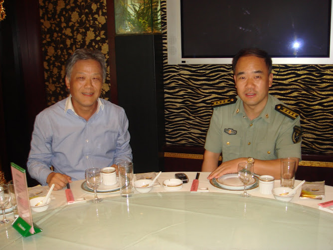 姜遠英院長(右)與藥學院同仁作東與李會長(左)在上海江彎餐廳午餐敘