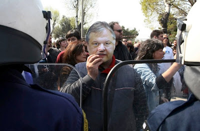 Αφού το ΠΑΣΟΚ ανεβαίνει στις δημοσκοπήσεις γιατί οι πρώην υπουργοί του τρέμουν τις κάλπες;