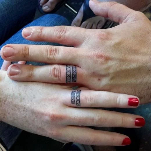33 Tatuajes con anillos de prometida para decir: si quiero