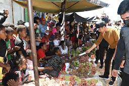 Kunjungi Pasar Youtefa Lama, Jokowi Sapa Pedagang dan Bagikan Bansos