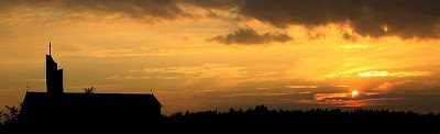 Zdjęcie przedstawia zachód słońca nad Parafią Św. Józefa we Włocławku, kadr panoramiczny, kompozycja