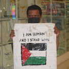 Warga bentangkan gambar bendera palestina di  Grand Mall Kota Palu. 