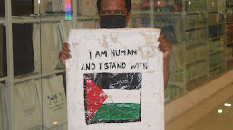 Warga bentangkan gambar bendera palestina di  Grand Mall Kota Palu. 