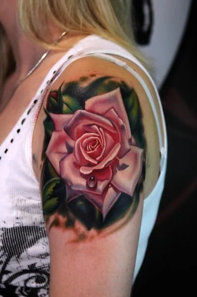 chicas con tatuajes de rosas de diferentes colores