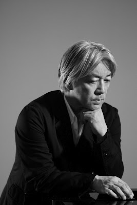 El compositor Ryuichi Sakamoto en una sesión fotográfica 