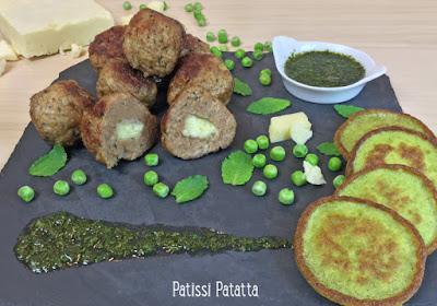 boulettes d'agneau au cheddard, sauce à la menthe, galettes de petits pois, patissi-patatta