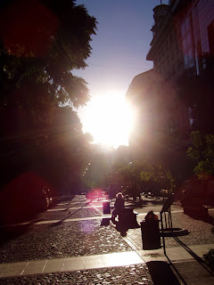 Plaza frente al Obelisco en pleno sunset