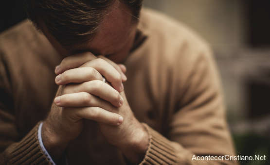 Hombre orando recibe beneficios espirituales