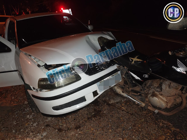 Acidente entre carro de passeio e motocicleta