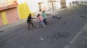 VIDEO: Madre en México se enfrenta a 'bolsazos' a un ladrón e impide que rapte a su hija