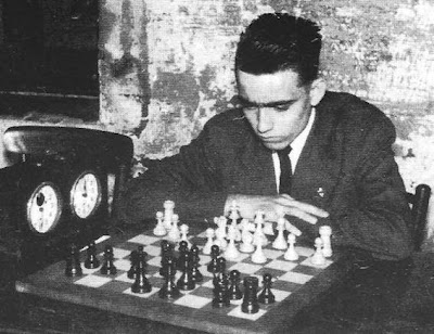 Rafael Corraliza de Arcos jugando una partida de ajedrez en 1957