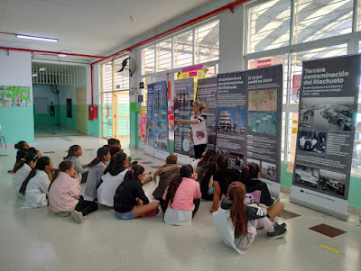 Foto 5: alumnos y alumnas observando los banners de la muestra