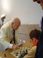 Primer plano de Viktor Korchnoi dando unas simultáneas de ajedrez en Oviedo