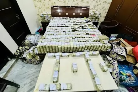 आगरा में जूता कारोबारियों के ठिकानों पर छापेमारी में 60 करोड़ से अधिक कैश बरामद, More than Rs 60 crore cash recovered in raid on the premises of shoe traders in Agra.
