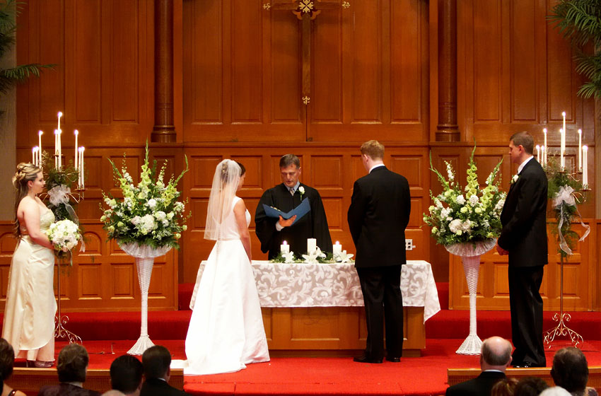 Wedding church decorations is vital in a Christmas wedding 