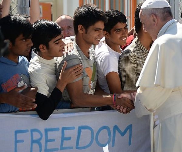 Papa Francesco: "Speriamo che il mondo si faccia attento sulla questione dei migranti"