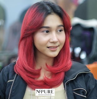 Model Rambut Pendek Wanita dengan Warna Merah