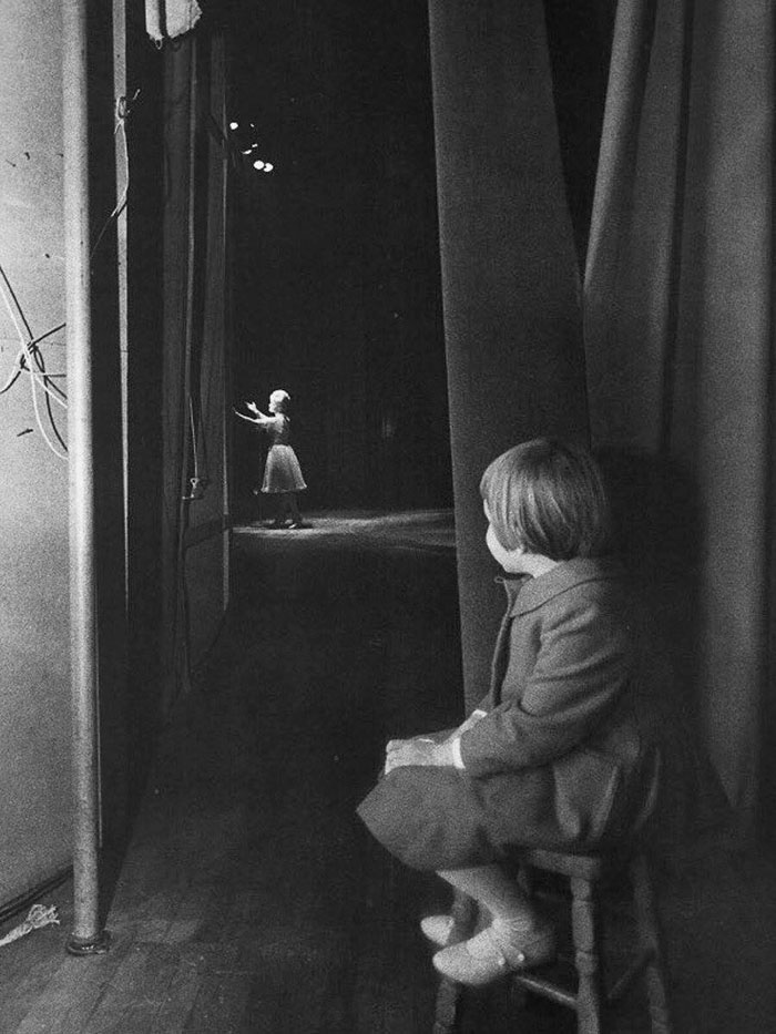 60 Inspiring Historic Pictures That Will Make You Laugh And Cry - Young Carrie Fisher Watching Her Mother Debbie Reynolds Perform On Stage, 1963