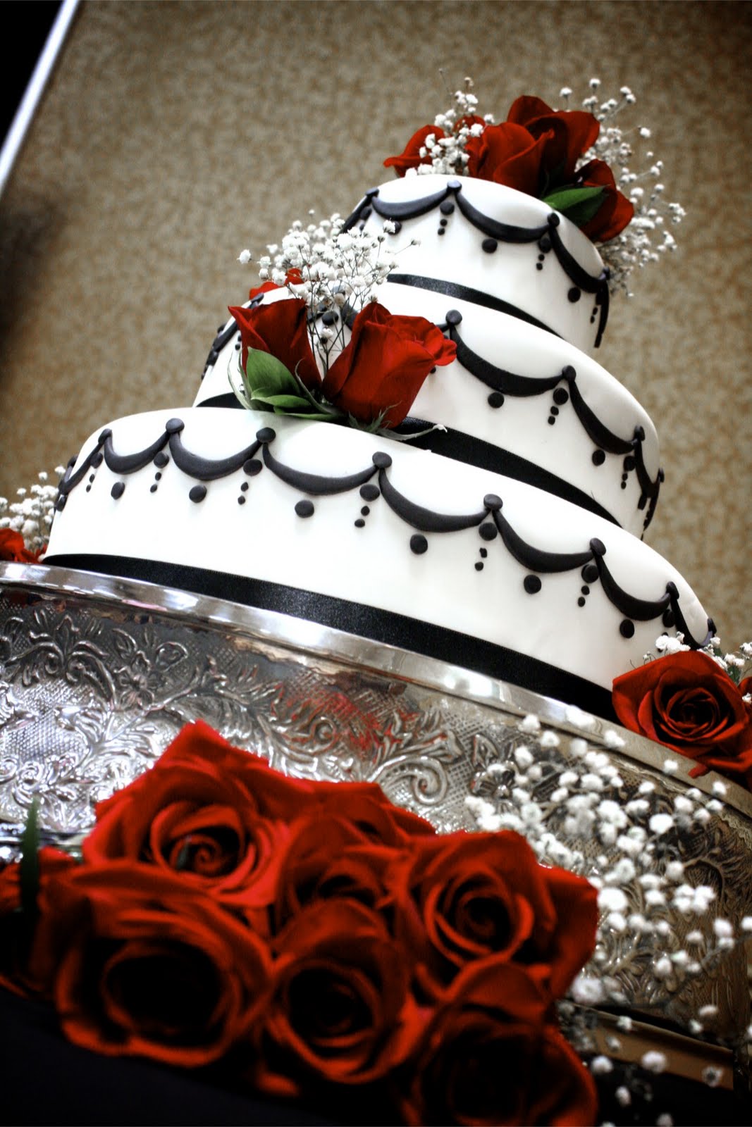 weddings black white red