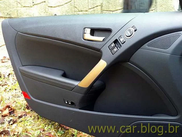 Hyundai Genesis Coupe 2012 - interior das portas