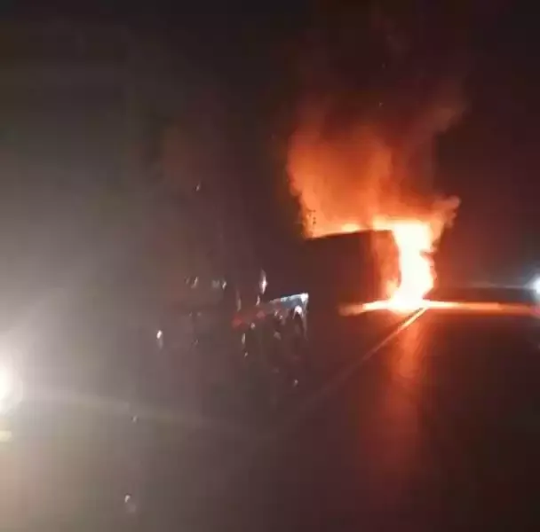 Acidente com incêndio em veículo na rodovia Régis Bittencourt, no km 503, em Cajati