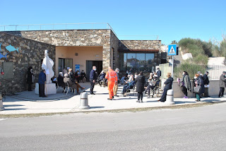 Pazienti in attesa del vaccino anti covid-19 all'esterno del museo della Tonnara di Stintino