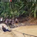 Ini Video, Kunjungi Korban Banjir, Bupati Kecebur ke Sungai 