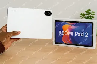 Tampilan belakang dan kotak Redmi Pad 2 warna putih metalik dengan desain premium.