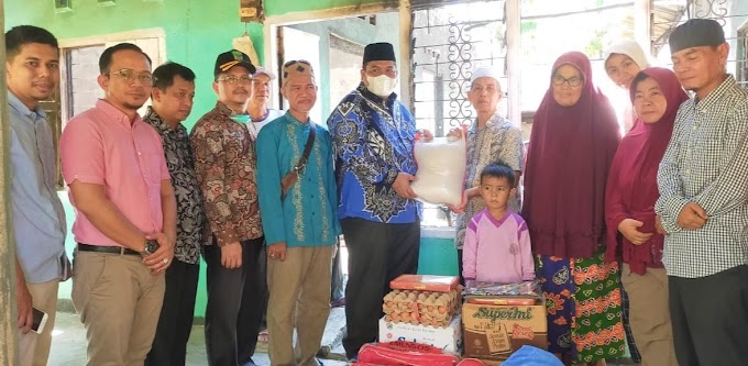 Bupati Suhatri Bur  Serahkan Bantuan Logistik untuk Korban Kebakaran di Paguah Duku Kuraitaji