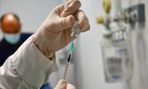 Την αναστολή του μέτρου του διοικητικού προστίμου των 100 ευρώ στους ανεμβολίαστους άνω των 60 ετών ανακοίνωσε η αναπληρώτρια υπουργός Υγείας, Μίνα Γκάγκα.