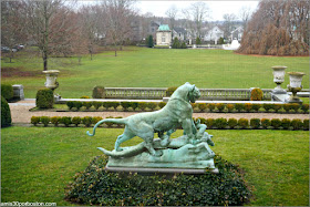 Vistas del Jardín desde el Invernadero de la Biblioteca de la Mansión The Elms en Newport