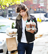 One Direction: Harry leaving Starbucks . (df )