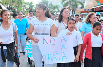 Marchan en la Quintana Avenida de Playa del Carmen contra la Trata de personas