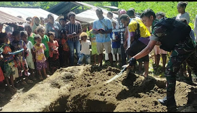 Satgas Yonif 126/KC Bantu Pemakaman Warga Perbatasan Papua