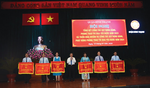 Đồng chí Nguyễn Văn Dũng trao Cờ thi đua cho các tập thể. (Ảnh: AH)