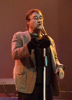 The singer-songwriter Lucio Dalla on stage in 2009