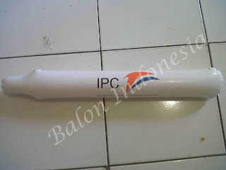 Balon clapper dengan branding ipc dengan tinta dua warna sesuai pesanan mengikuti logo