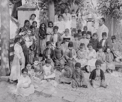 أطفال فلسطينيون من طلبة مدرسة الارسالية الانكليزية في نابلس بداية القرن الماضي