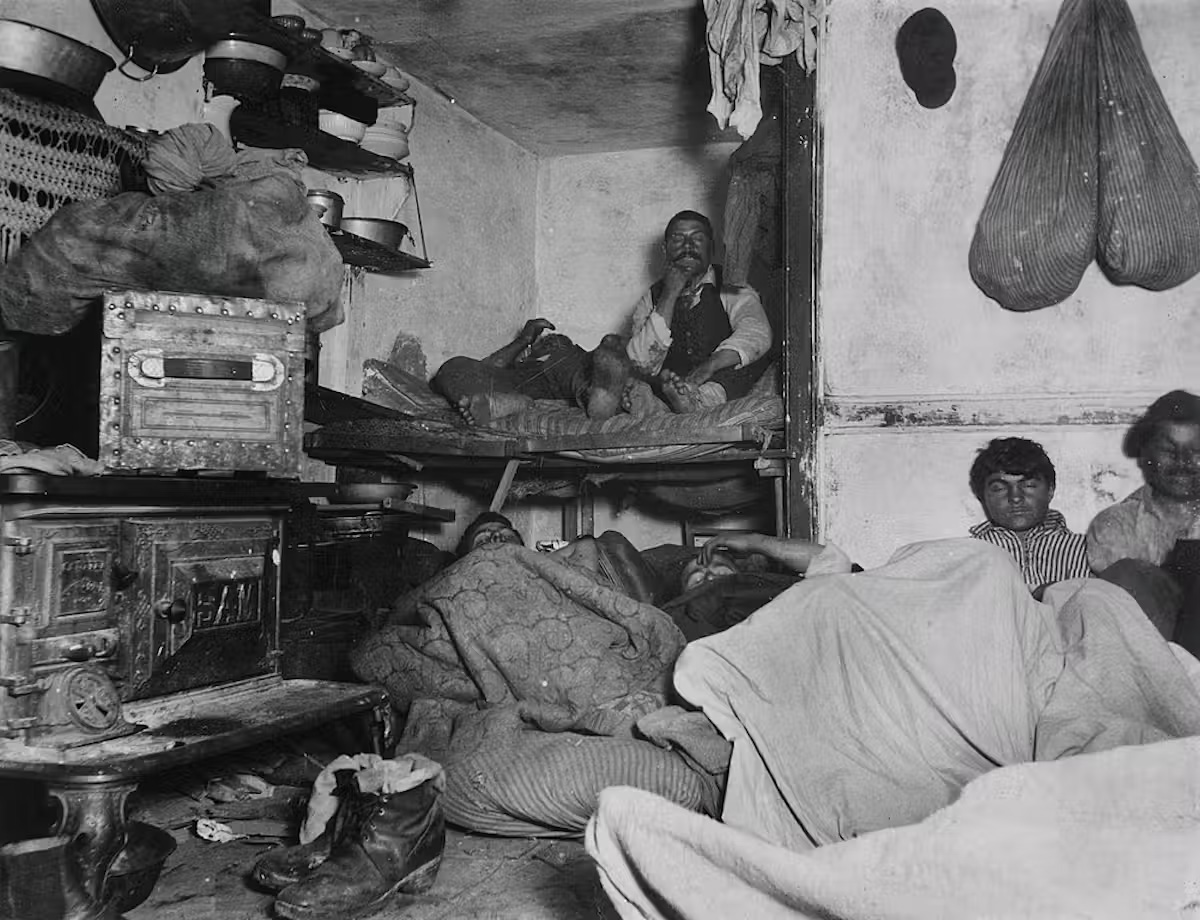 Foto de personas pobres en una casa