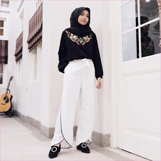 Outfit Celana Cullotes Untuk Hijabers Ala Selebgram 2018 hijab pashmina diamond ciput top blouse batik lace ups loafers and slip ons hitam pants cullotes pallazo putih ootd trendy gitar