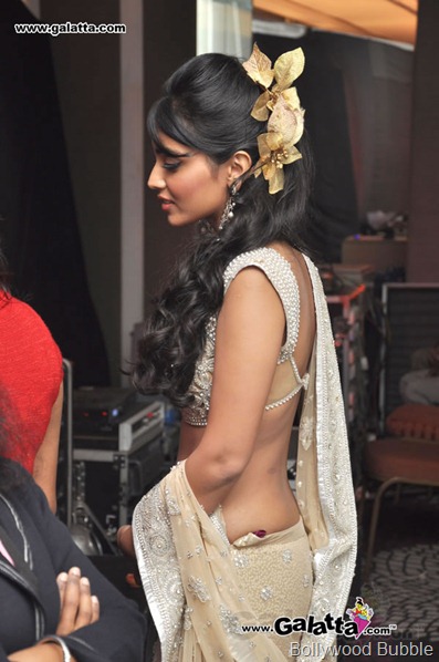 Shriya Saran at CIFW backless and navel show (3)