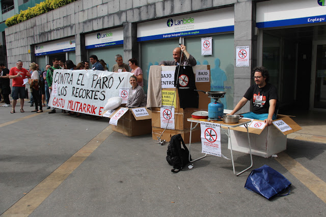 Activistas contra la pobreza 'viven' en cajas de cartón para denunciar los recortes