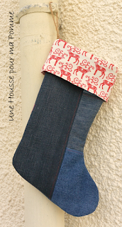 chaussette de noël en jeans montés façon patchwork et surpiqures rouge, tissu coton sur le thème de noël écru et motif rennes en rabat, doublée intérieur coton blanc cassé, cordelette en chanvre pour pouvoir l'accrocher à la cheminée. Dimensions :35 x 22 cm