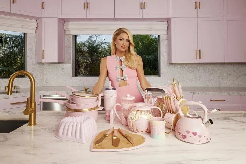 Paris Hilton lanza una línea de productos para el hogar y la cocina con  Walmart - Luster Magazine