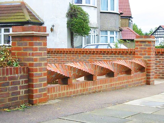 Gambar pagar rumah dengan batu bata ekspose