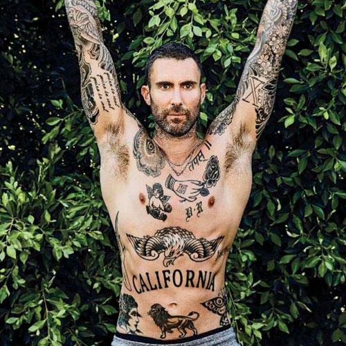 Adam Levine sem camisa